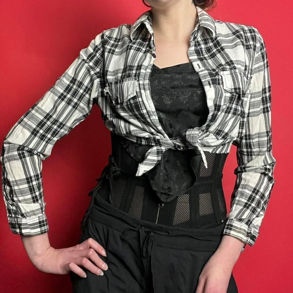 Fun and flirt / Casual black and white cropped button up flannel 🤍🖤